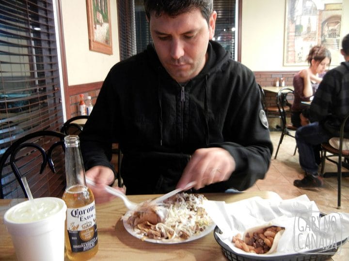 Ju devorando a comia mexicana do "Pepe" em Fresno