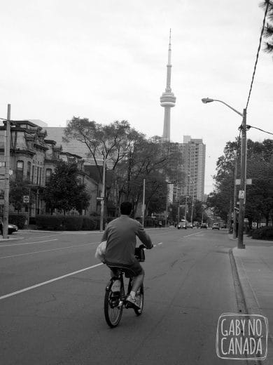Joe e Ju curtindo a cidade de bike