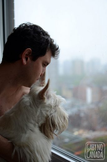 Ju e Joe vendo a chuva na janela de casa