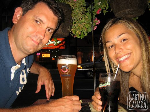 Morenos, num pub curtindo o verão de Toronto!