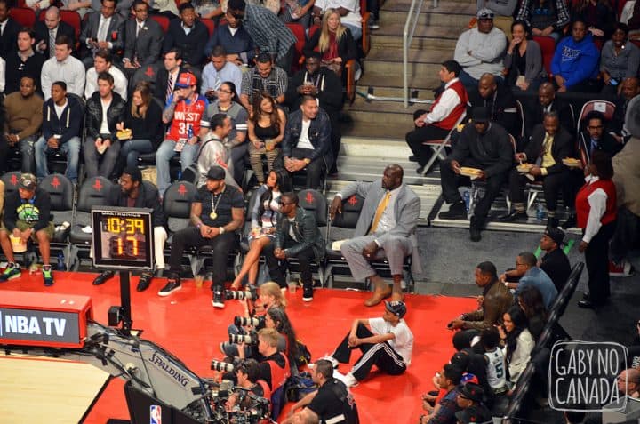Quem pode, pode! Shaq precisa de 2 seats na primeira fileira.