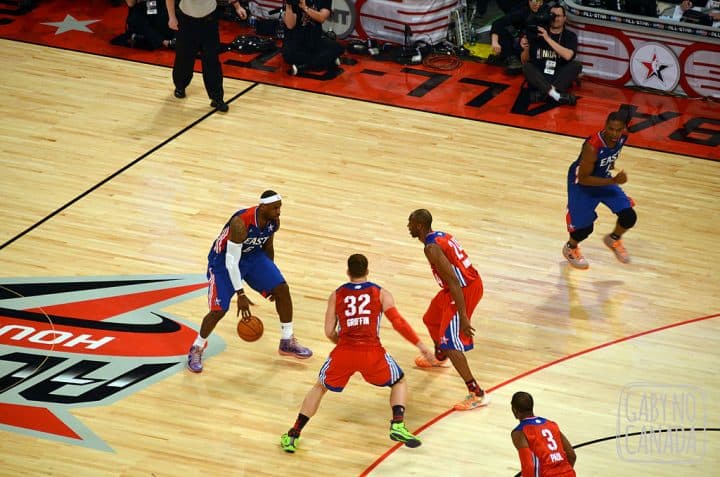 Kobe e Griffin tentando parar Lebron