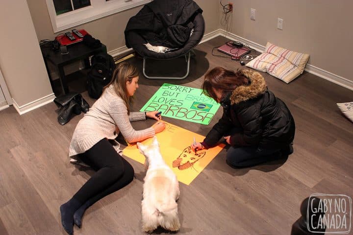 Eu e Helena fazendo os cartazes e Joe supervisionando!