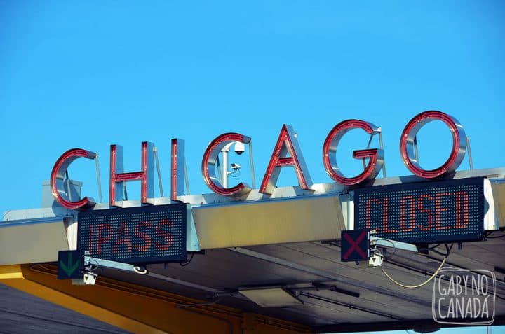 Para entrar em Chicago você tem que pagar US$4 para passar pela Chicago Skyway Tool Bridge. E toda ponte que você passar, em qualquer viagem de dentro dos USA, você paga!