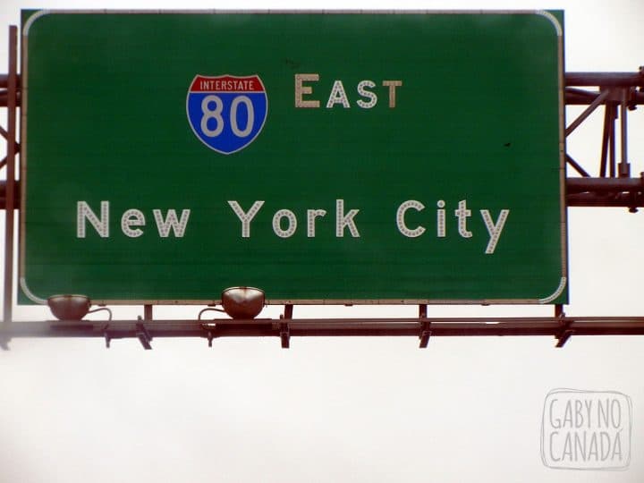 Quando você vê a placa que esta chegando te dá um alívio; mas quando você entra na ilha de Manhattan você se pergunta 2757439 vezes POR QUE você teve a feliz idéia de entrar em NYC de carro.