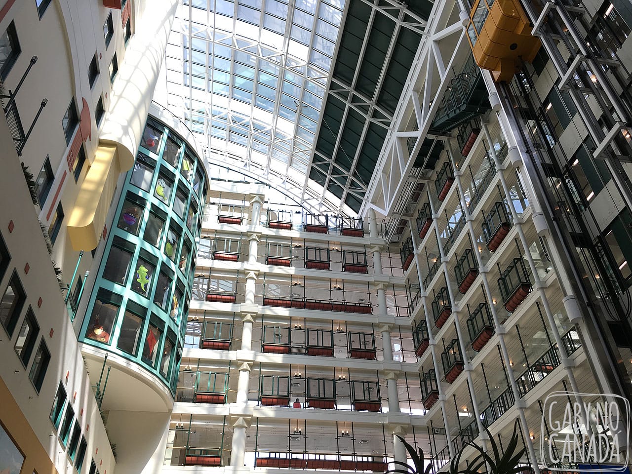 O vão central do Sick Kids Hospital de Toronto: parece um shopping ou um hotel.